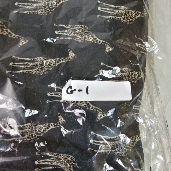 H&M Conscious Blouse Women's Size 2‎ Gray Giraffe Print V-Neck Cap Sleeve Zoo - Picture 13 of 13